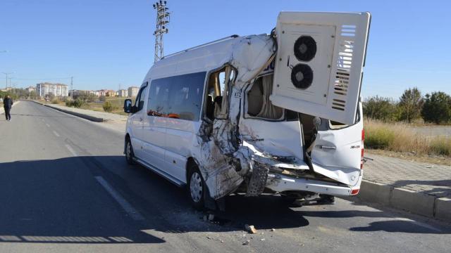 Yozgat'ta kamyon ve minibüs çarpıştı: 11 yaralı