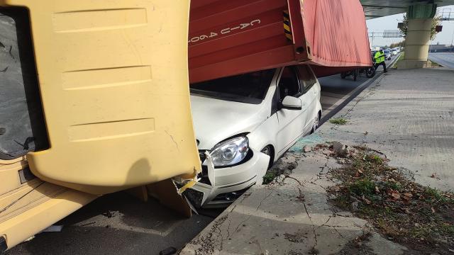 İstanbul'da tır otomobilin üstüne devrildi: Sürücünün burnu bile kanamadı