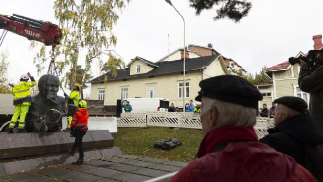 Finlandiya'da halka açık alanda sergilenen son Lenin heykeli de kaldırıldı