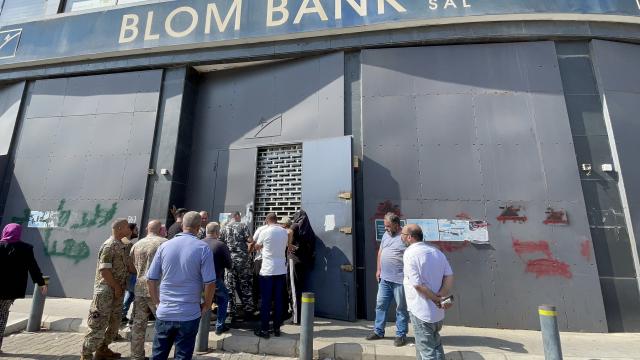 Lübnan’da parasını çekemeyen mudi banka çalışanlarını rehin aldı