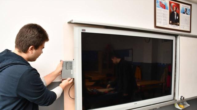 Karabük'te akıllı tahtaları meslek lisesi öğrencileri tamir ediyor