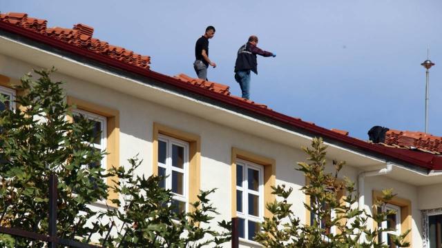 Uşak'ta tamir için çıktığı okulun çatısından düşen kişi öldü