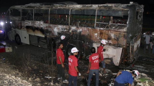 Pakistan'daki otobüs yangınında ölenlerin sayısı 18'e çıktı