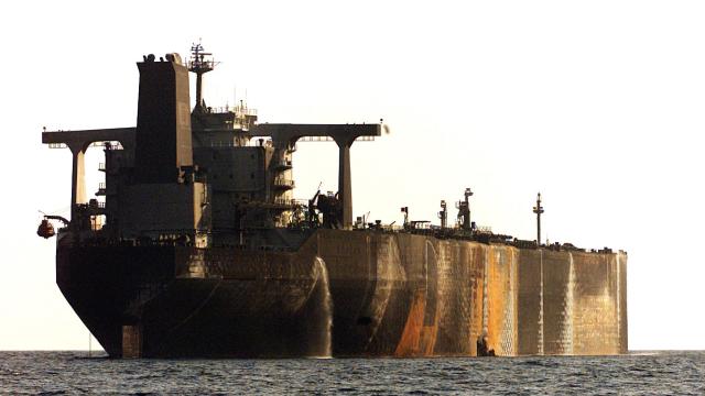 İran, Basra Körfezi'nde 11 milyon litre "kaçak akaryakıt" taşıyan gemiye el koydu