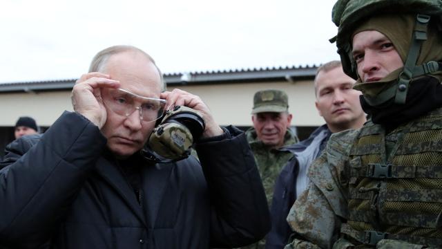 Putin seferberlikle orduya çağrılanları denetledi