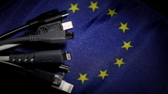Avrupa Birliği akıllı telefonlara tek tip şarj girişi şartı getirdi