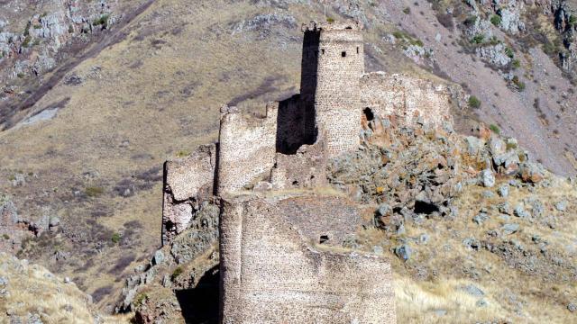 Dağcılar Ardahan'daki tarihi "Şeytan Kalesi"ne yürüdü