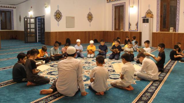 Camide ödevlerini yapıp, Kur'an-ı Kerim öğreniyorlar