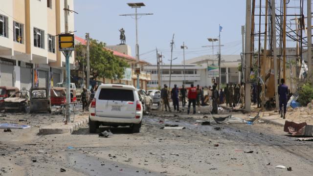 Somali'de yol kenarına yerleştirilen bomba 5 can aldı