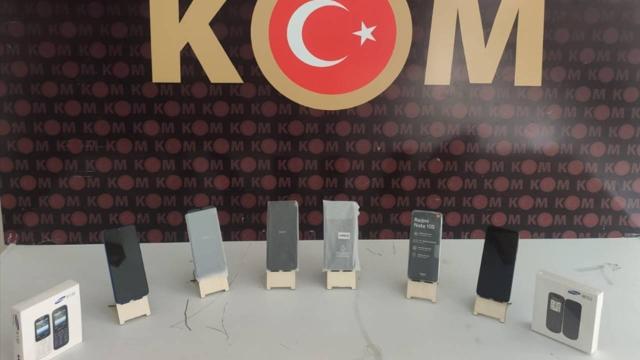Konya'da gümrük kaçağı cep telefonu operasyonunda 8 kişi yakalandı