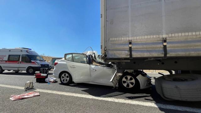Manisa'da tıra çarpan otomobildeki 3 kişi yaralandı