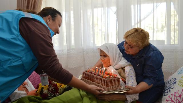 100 yaşındaki kadına sağlıkçılardan sürpriz doğum günü