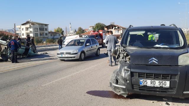 Amasya'da hafif ticari araçla otomobilin çarpıştığı kazada 3 kişi yaralandı