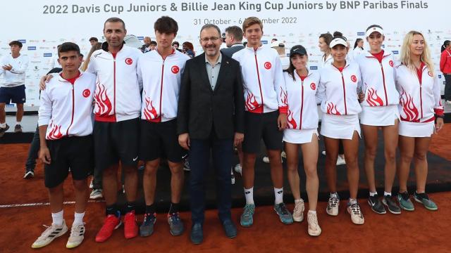 Bakan Kasapoğlu tenis turnuvaları ödül törenine katıldı