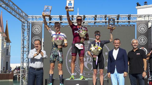 Bakanı Kasapoğlu Ironman Triatlonu ödül törenine katıldı