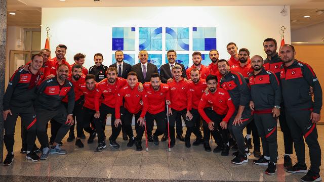 Dışişleri Bakanı Çavuşoğlu Ampute Futbol Milli Takımı'nı kabul etti