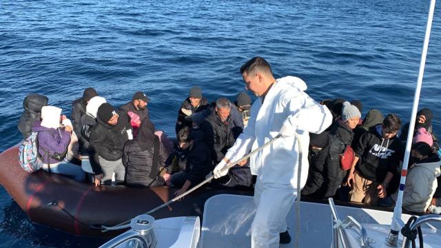 Türk kara sularına itilen 43 düzensiz göçmen kurtarıldı