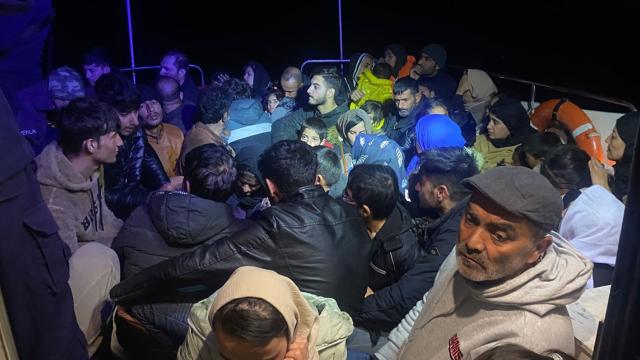 Yunanistan'ın ölüme terk ettiği 139 düzensiz göçmen kurtarıldı