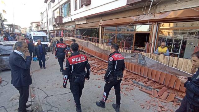 Elazığ'da çöken sundurmanın altında kalan 5 kişi yaralandı