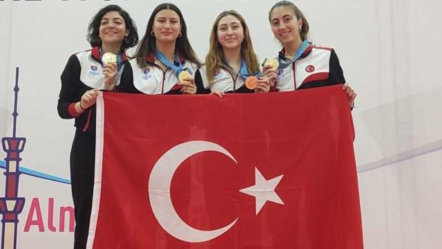 Genç Kadınlar Kılıç Milli Takımı Kazakistan'da şampiyon oldu