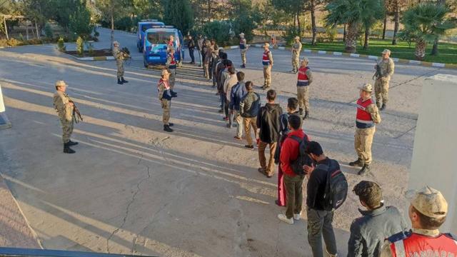 Şanlıurfa'da 24 düzensiz göçmen yakalandı