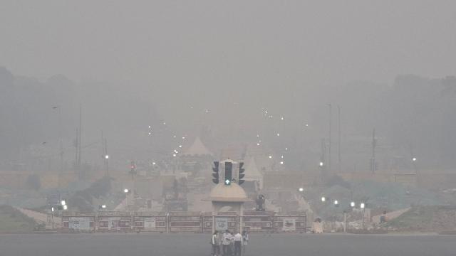 Hindistan'ın başkenti Yeni Delhi'de hava kirliliğine karşı önlemler alındı