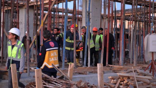 Çorum'da inşaat iskelesi çöktü: 2 işçi yaralandı