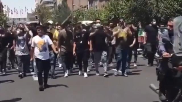 İran'daki gösteriler sırasında 1 güvenlik görevlisi hayatını kaybetti