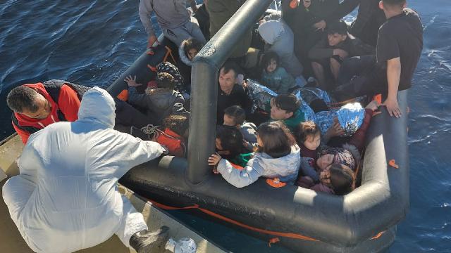 İzmir'de 130 düzensiz göçmen kurtarıldı