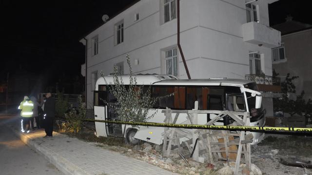 Karaman'da kamyonet ile işçi servisi çarpıştı: 12 yaralı