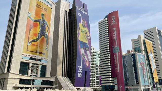 Katar'da ana caddeler ve gökdelenler Dünya Kupası için süsleniyor