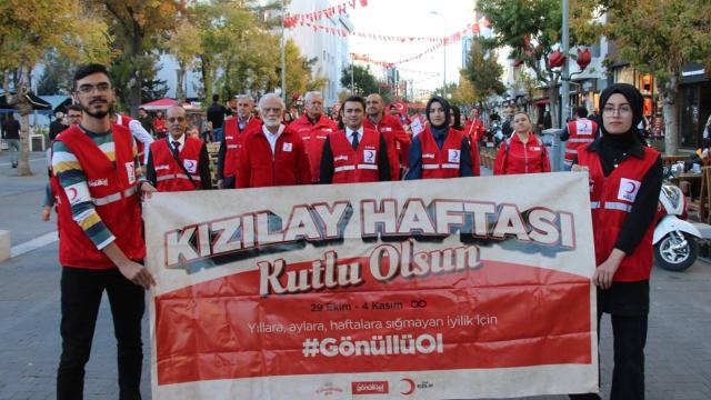 Uşak'ta Kızılay Haftası yürüyüşle kutlandı