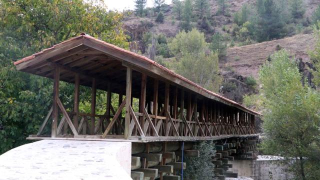 Melan Çayı üzerindeki tarihi köprü yıllardır yaya ulaşımını sağlıyor