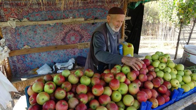40 yıldır ürettiği sebze ve meyveleri yol kenarına kurduğu tezgahta satıyor