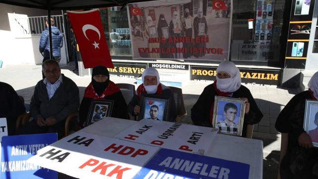 Çocukları PKK'lı teröristlerce kaçırılan aileler HDP önündeki eylemlerini sürdürdü