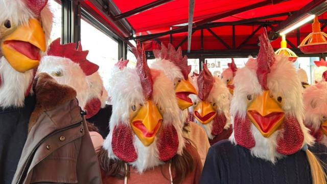 Paris'te aktivistler tavuk maskeleriyle fast food restoranını bastı