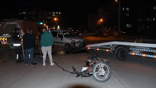 Sivas'ta hafif ticari araç motosikletle çarpıştı: 2 kişi yaralandı