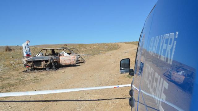 Afyonkarahisar'da yanmış otomobilin içinde 2 kişinin cansız bedenine ulaşıldı