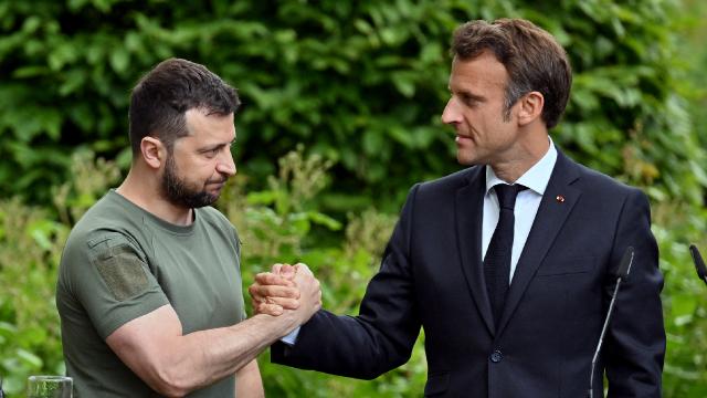 Macron ve Zelenskiy telefonda görüştü