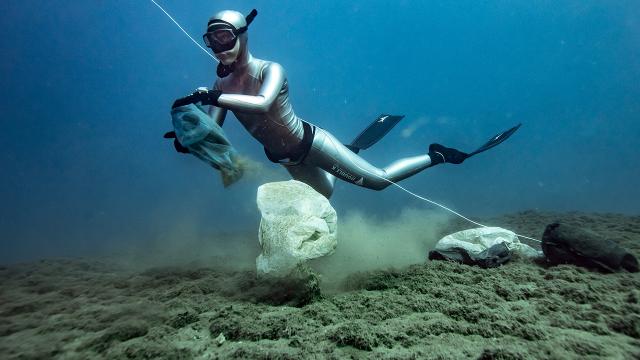 Şahika Ercümen deniz yaşamının korunması için farkındalık dalışı gerçekleştirdi