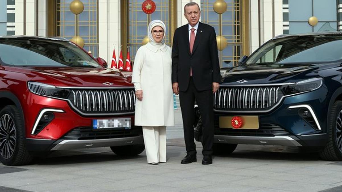 Cumhurbaşkanı Erdoğan ve eşi Emine Erdoğan'a teslim edilen Togg'un plakası dikkat çekti! Herkes tıpkı yorumu yapıyor