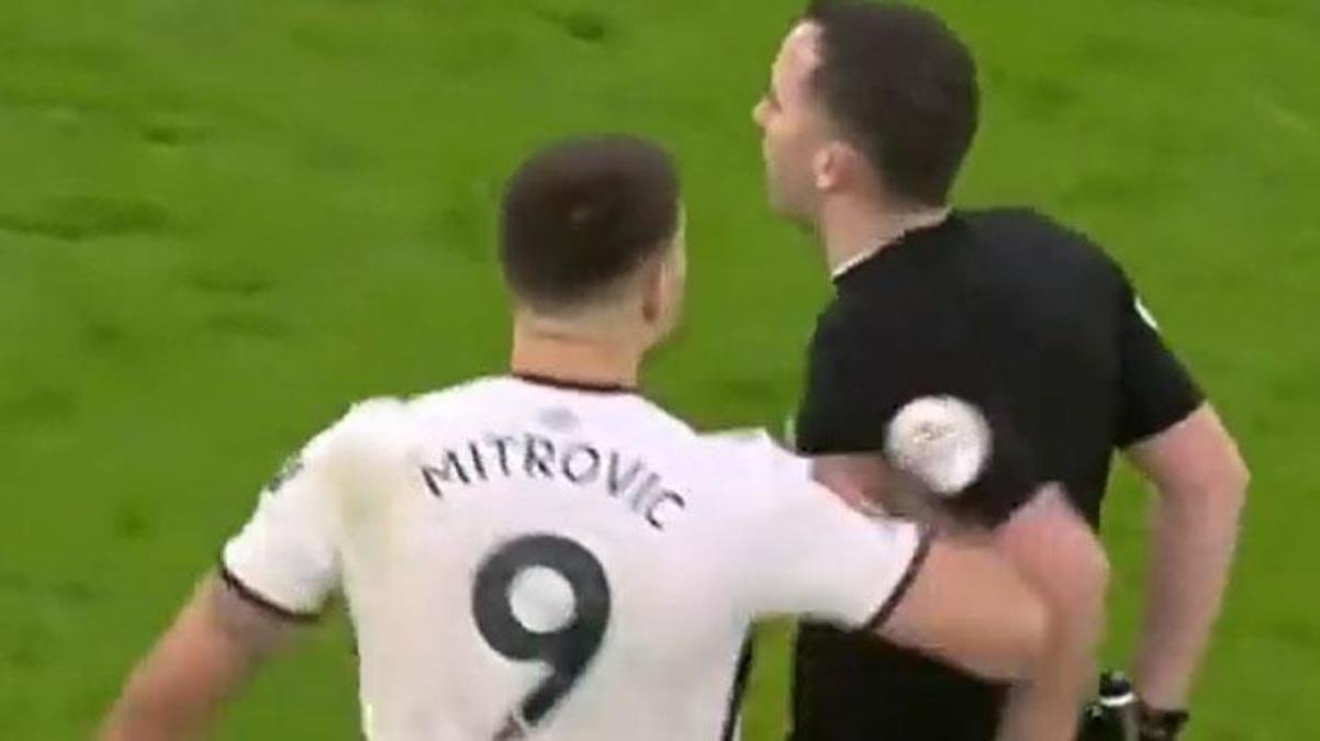 Futboldan men etseydiniz! Hakemi dürten Mitrovic'e verilen ceza pes dedirtti