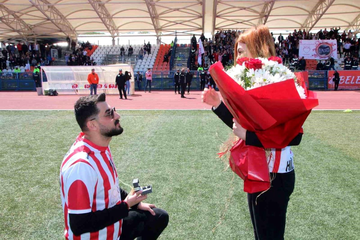 3 ay evvel Bilecikspor maçında tanıştılar, tıpkı statta taraftarın önünde evlenme teklifi etti