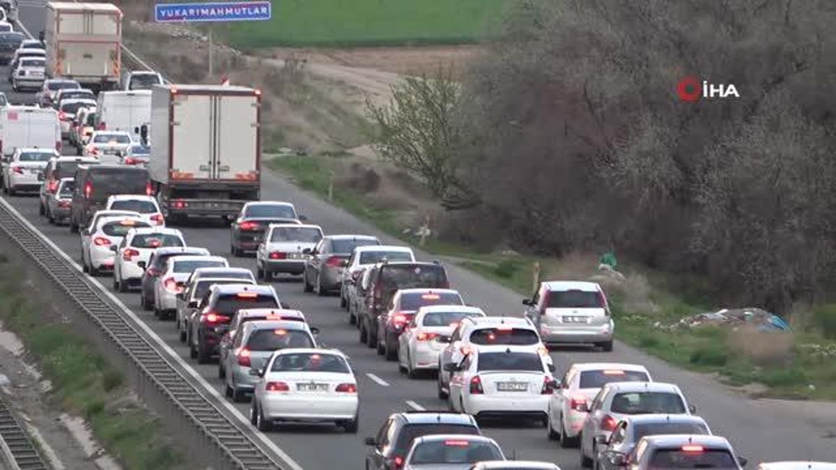 43 ilin geçiş noktasında trafik yoğunluğu: Şoförlerin dikkatsizliği kazaları da beraberinde getirdi