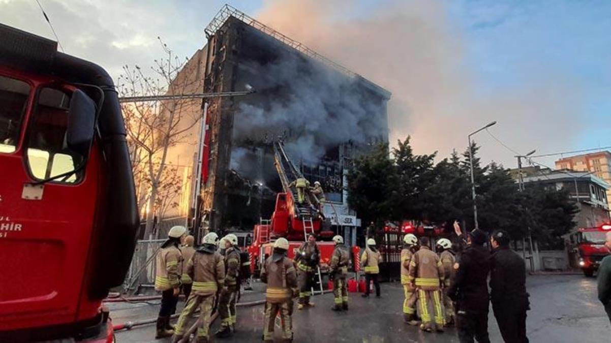 Akit Medya Kümesi'nin da bulunduğu binadaki yangını söndürme çalışmaları 15. saatinde devam ediyor