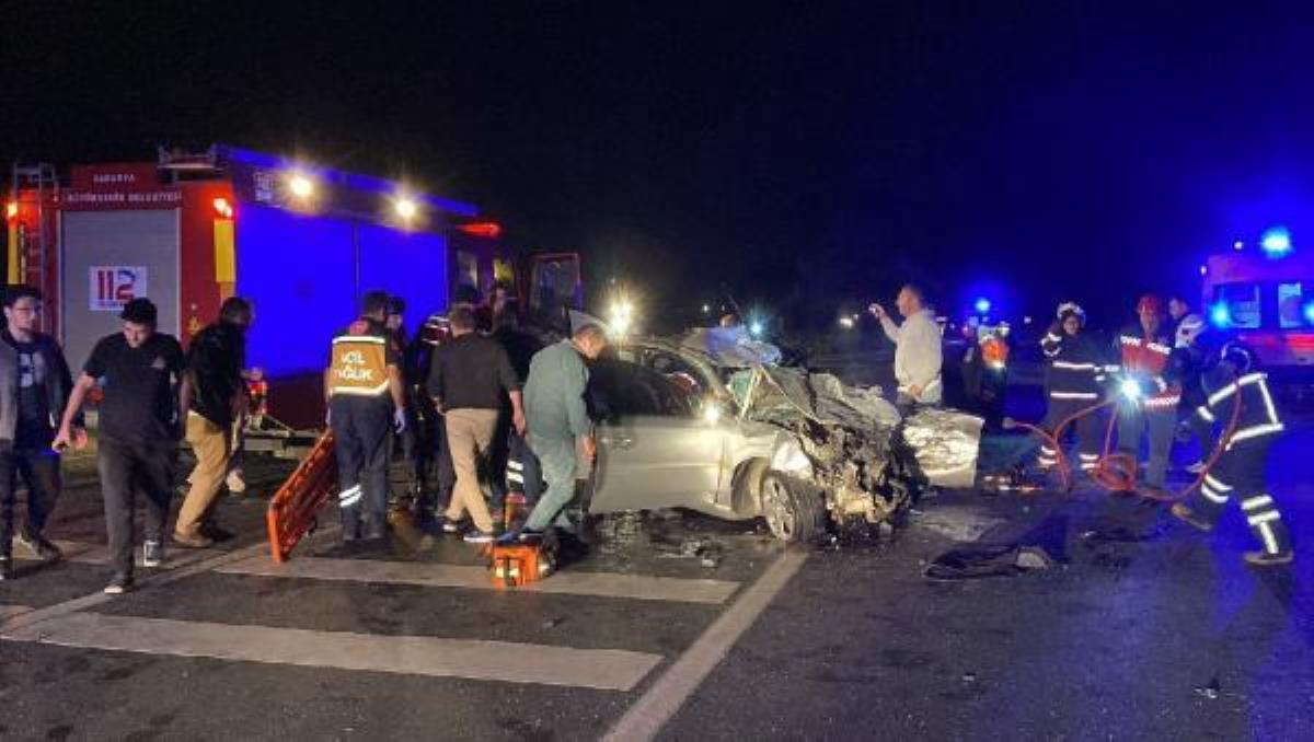 Akyazı'da baş başa çarpışan arabalarda 2 kişi öldü