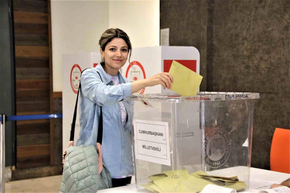 Antalya'da tatilciler oy vermek için havalimanına koştu