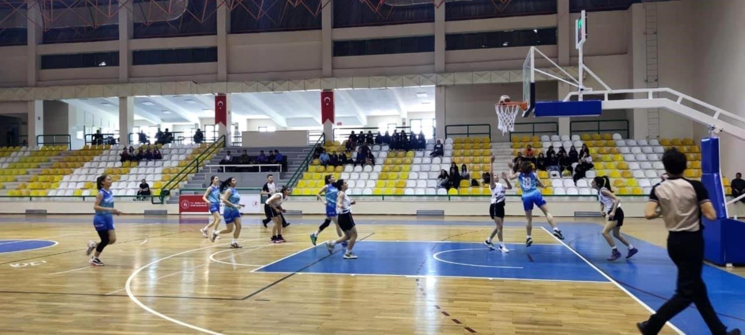 Burhaniye'de Basketbol Okul Sporları Genç Kız Bölge Karşılaşmaları başladı