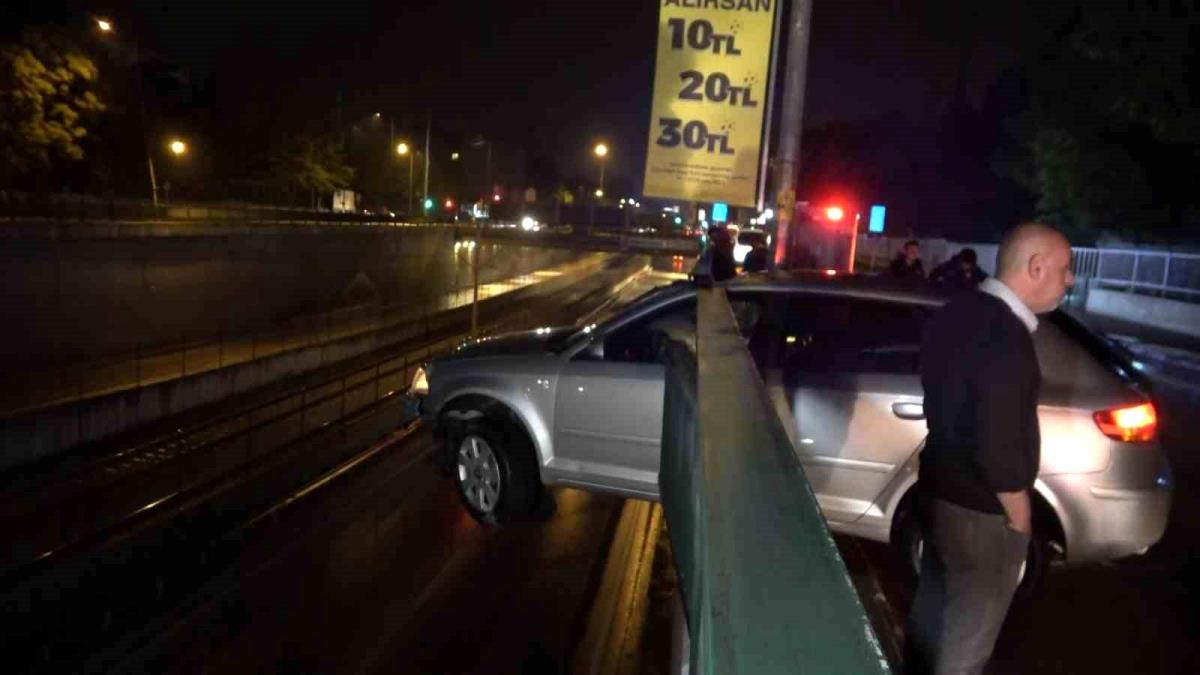 Bursa'da Yağış Nedeniyle Kaza: Araba Bariyerlere Saplandı, Şoför Kaçtı