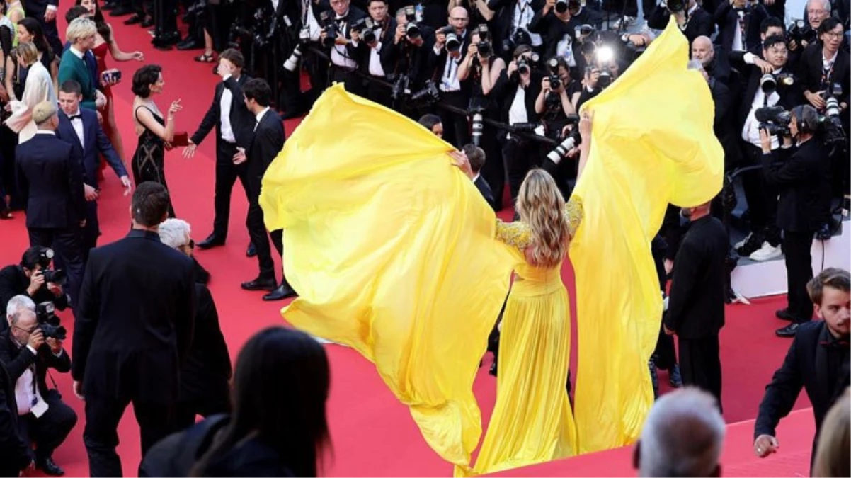 Cesaretli sarı elbisesiyle kırmızı halıda uzunluk gösteren Heidi Klum, üzücü frikik verdi